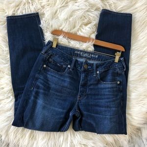 AEO Tomgirl distressed medium wash jeans